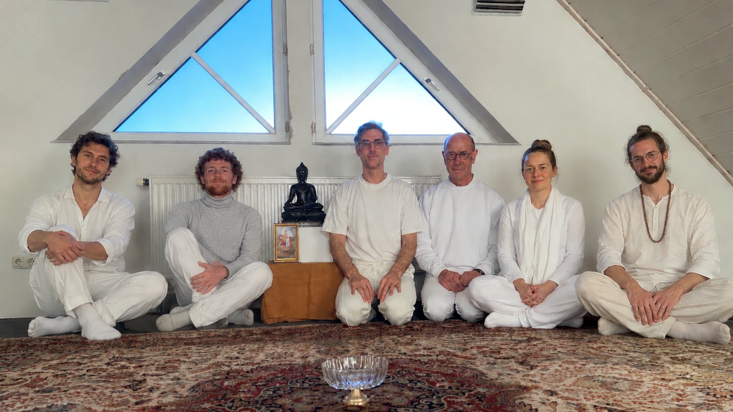 Gruppe im Meditationsraum